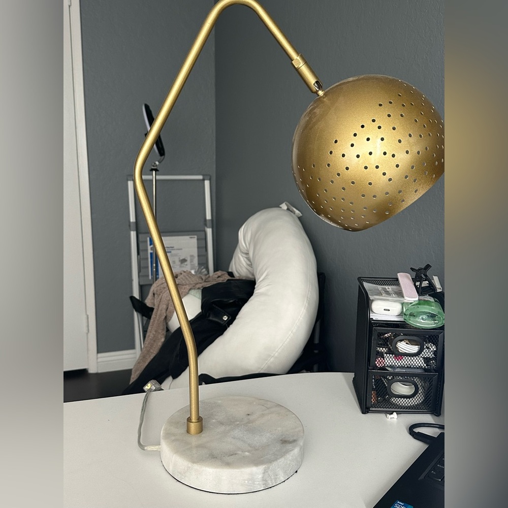 Threshold gold lamp